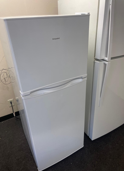 Hotpoint Top Freezer Fridge – White, Clean Interior, Compact