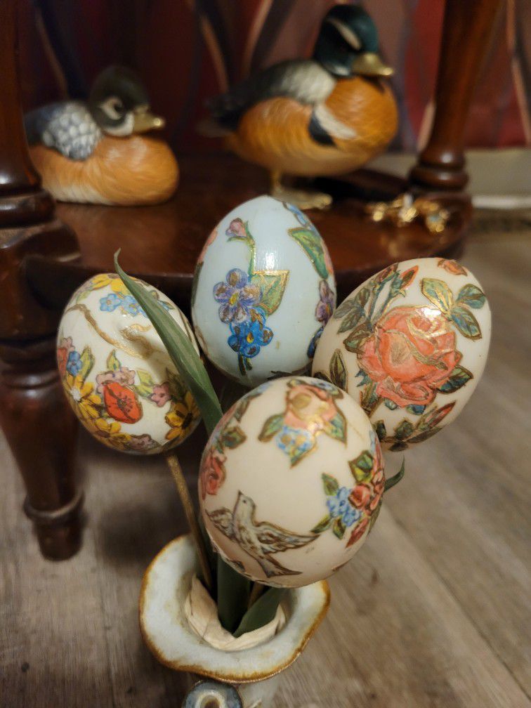 ***SALE $10*Vintage/Antique Victorian Design Pottery Vase With Handpainted Eggs