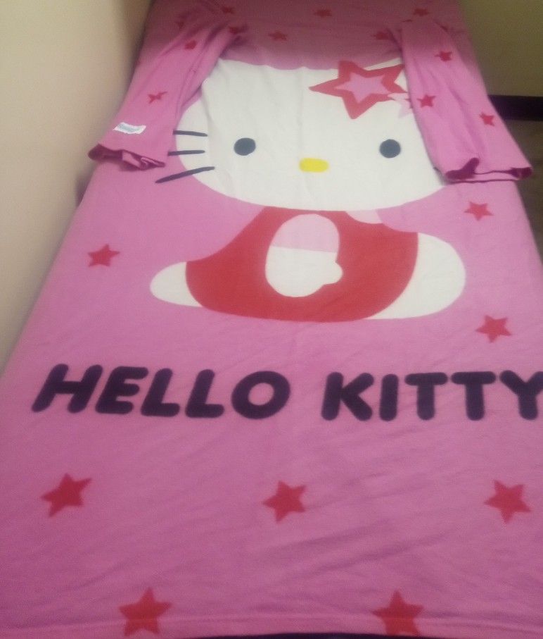 Hello Kitty Snuggie