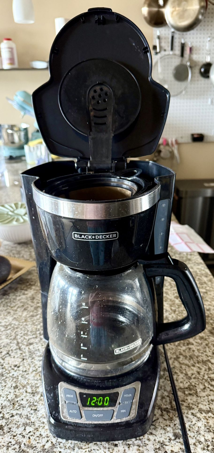 Coffee Maker With A Reusable Filter Busket