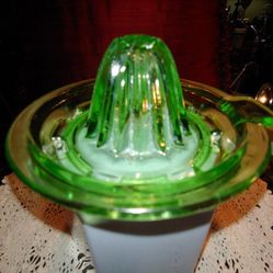 1930's VASELINE GLASS REAMER/JUICER