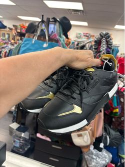 Women’s tennis shoes