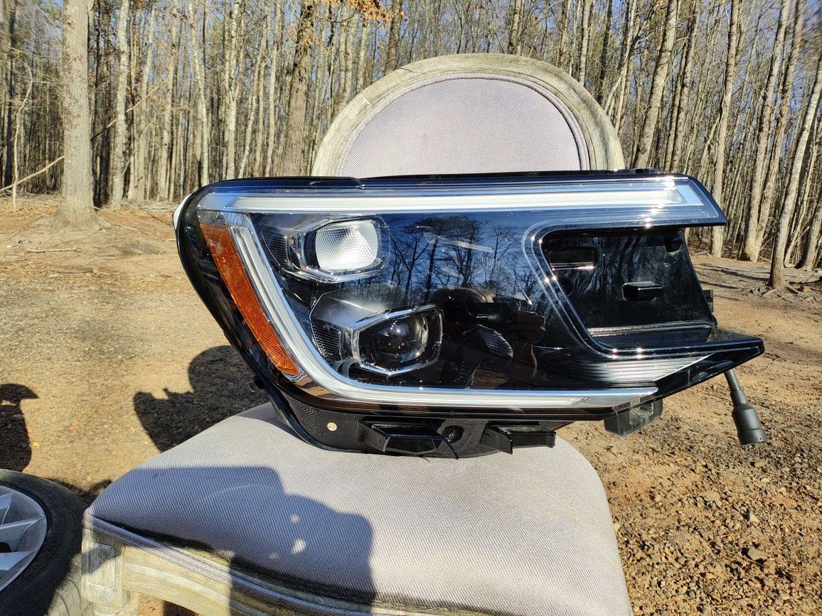 Passenger Side Headlight For A 2024 Volkswagen Atlas OEM Part