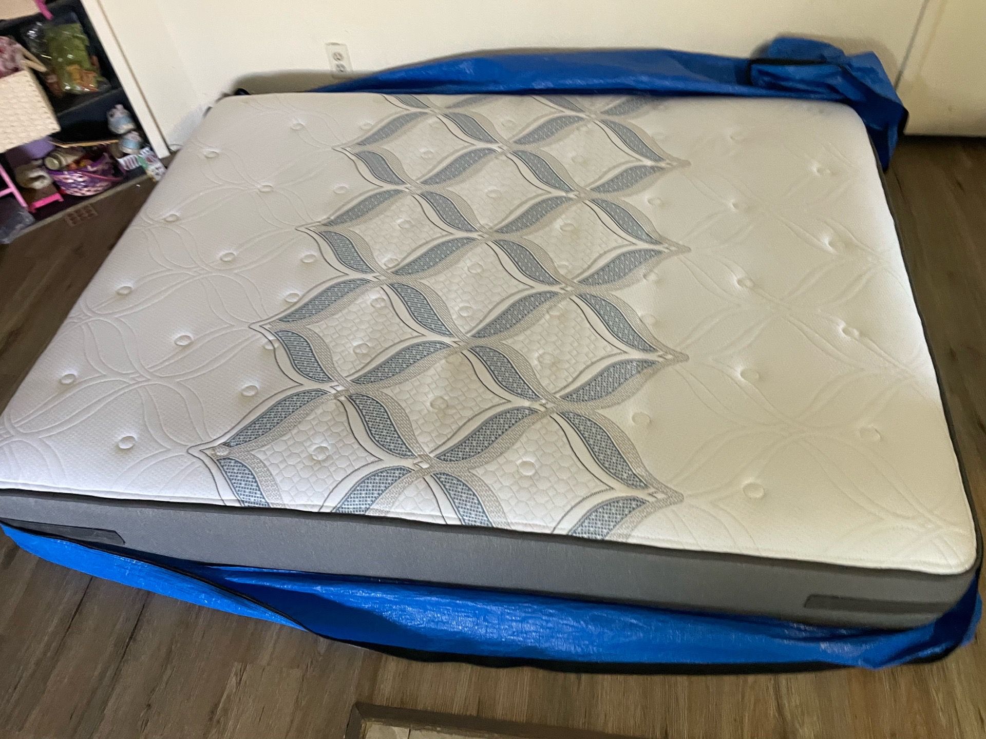 Queen Mattress - Sealy Posturepedic Plus/ Colchón Queen Size - Sealy