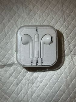 White Wired Earbuds with Remote Control and Volume Buttons