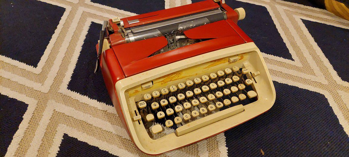 Royal Safari 1960's Typewriter 