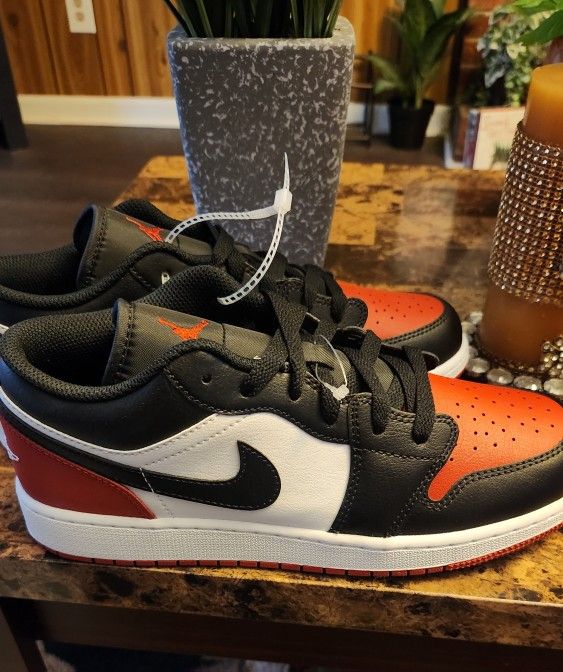 [553560-161] Grade School Air Jordan RETRO 1 LOW 'BRED TOE 2.0 (GS)' Boys 7Y