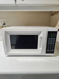 Walmart Mainstays White Compact Countertop Microwave Oven