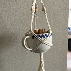 Macrame plant hanger