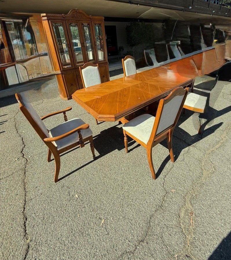 ✨ Elegant Dining Table Set + Matching Hutch - $450 (FREE Delivery!) ✨