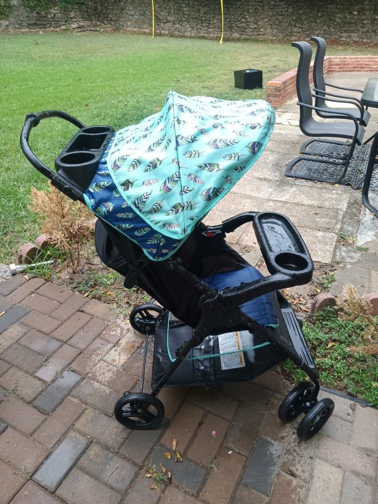 Cosco stroller & car seat matching set for sale . Will sell separately or sell as the set for 80$.