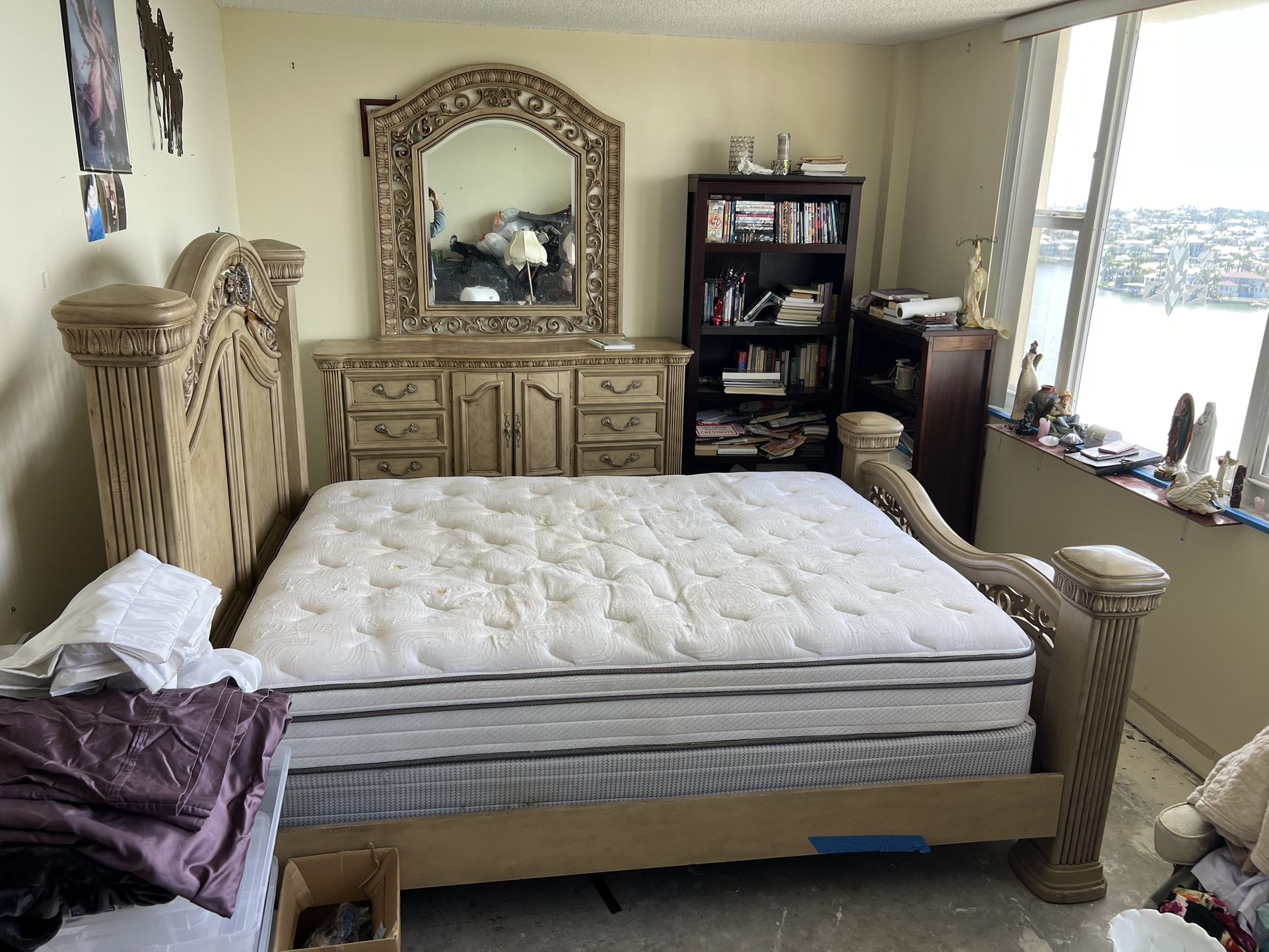 Beautiful Bedroom: Bed And Dresser / Mirror