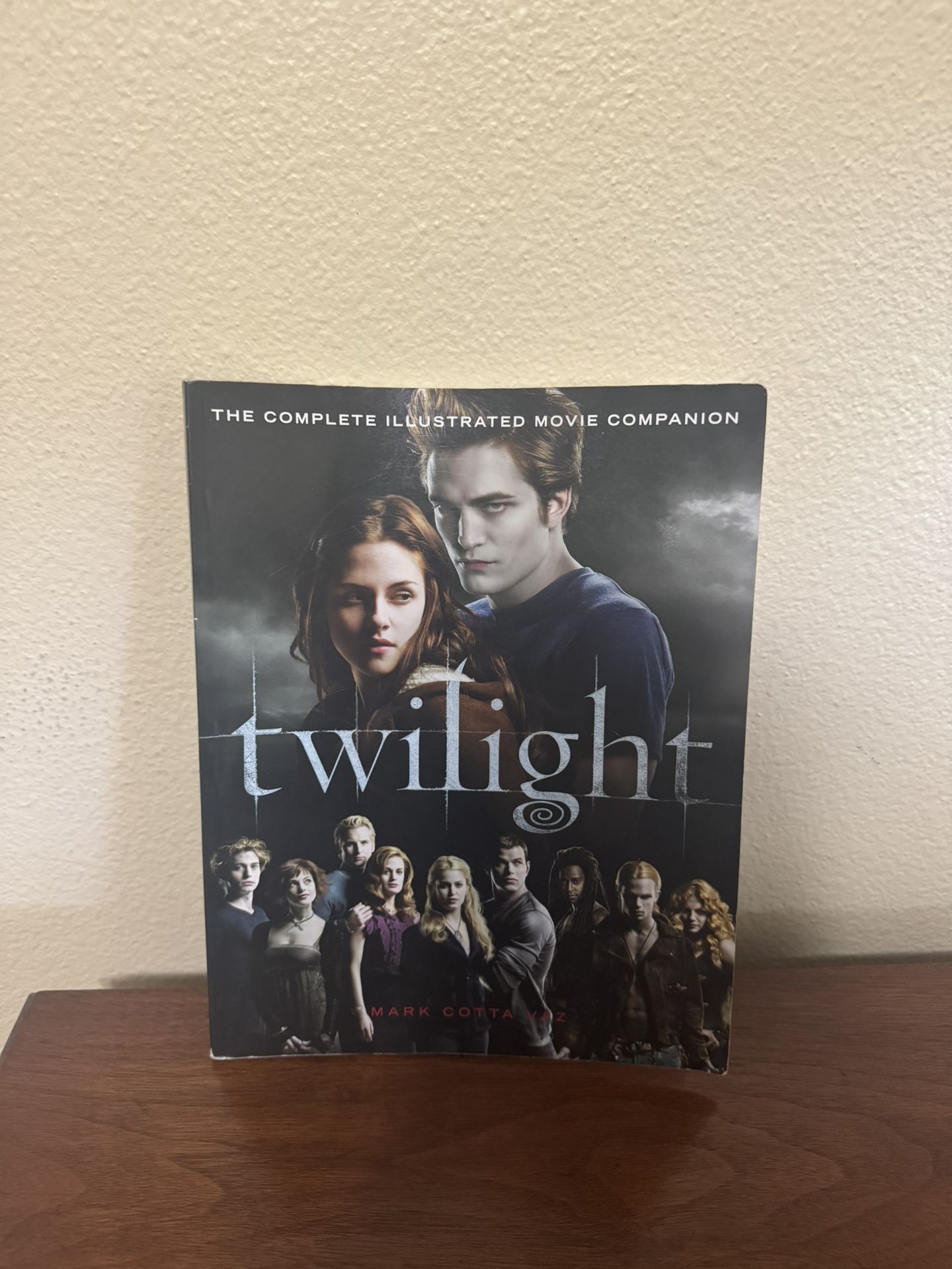 Twilight Illustrated Movie Companion Book 2008 Softcover Behind the Scenes