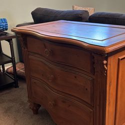 2x Nightstands w/ Drawers