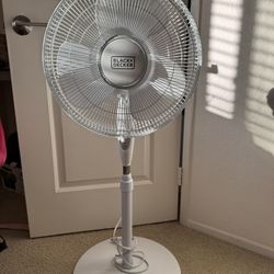 BLACK+DECKER 16" Stand Fan with Pedestal Base