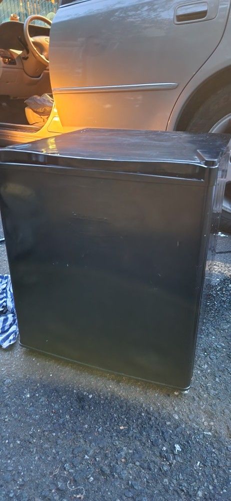HiSense Mini Frige W Freezer