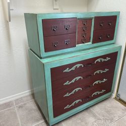 Solid  wood dresser / chest of drawers 