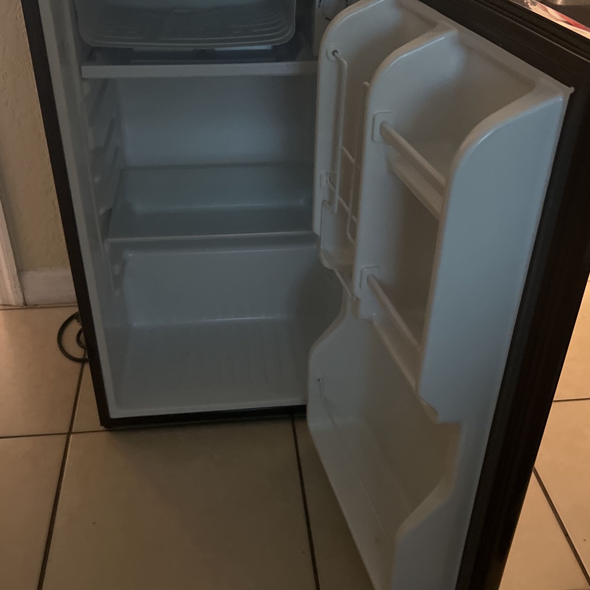 Magic Chef,refrigerator with Freezer,color Black