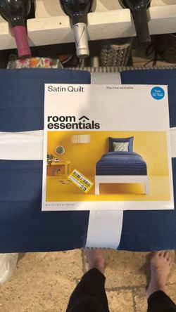 Room essentials navy Twin satin quilt New