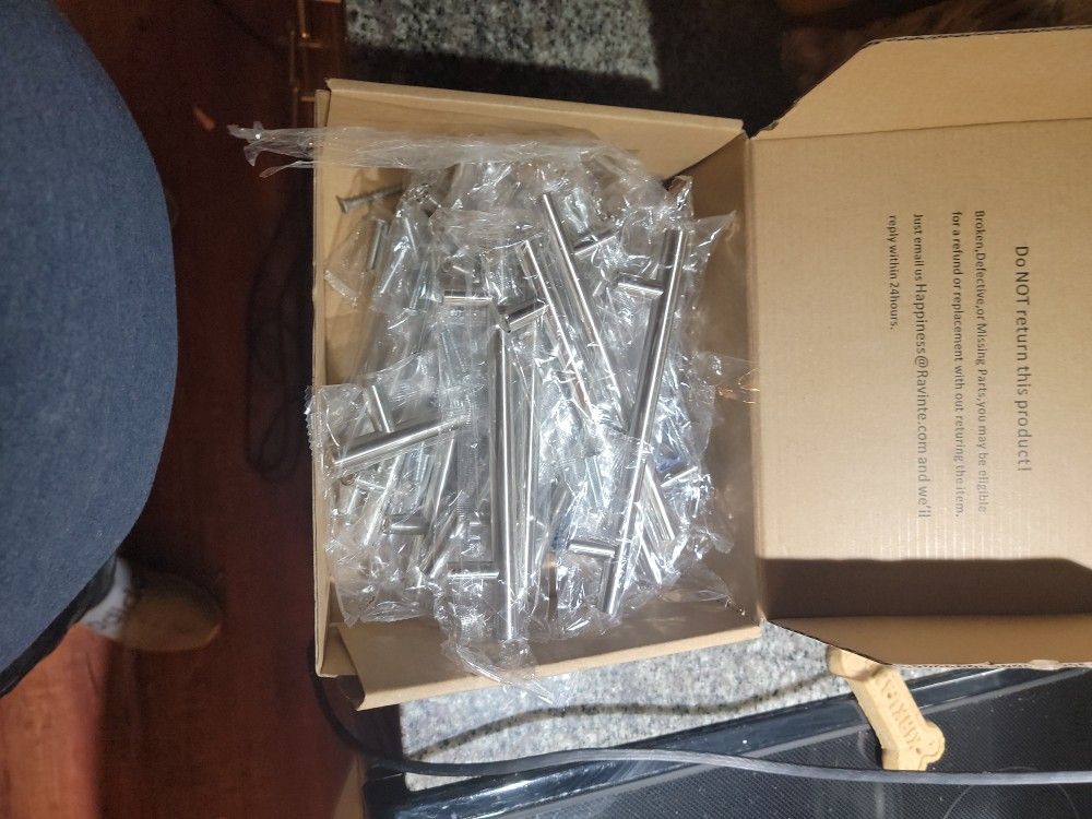 17 Cabinets Hundles.