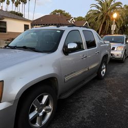 2011 Chevy Avalanche – Clean Title –