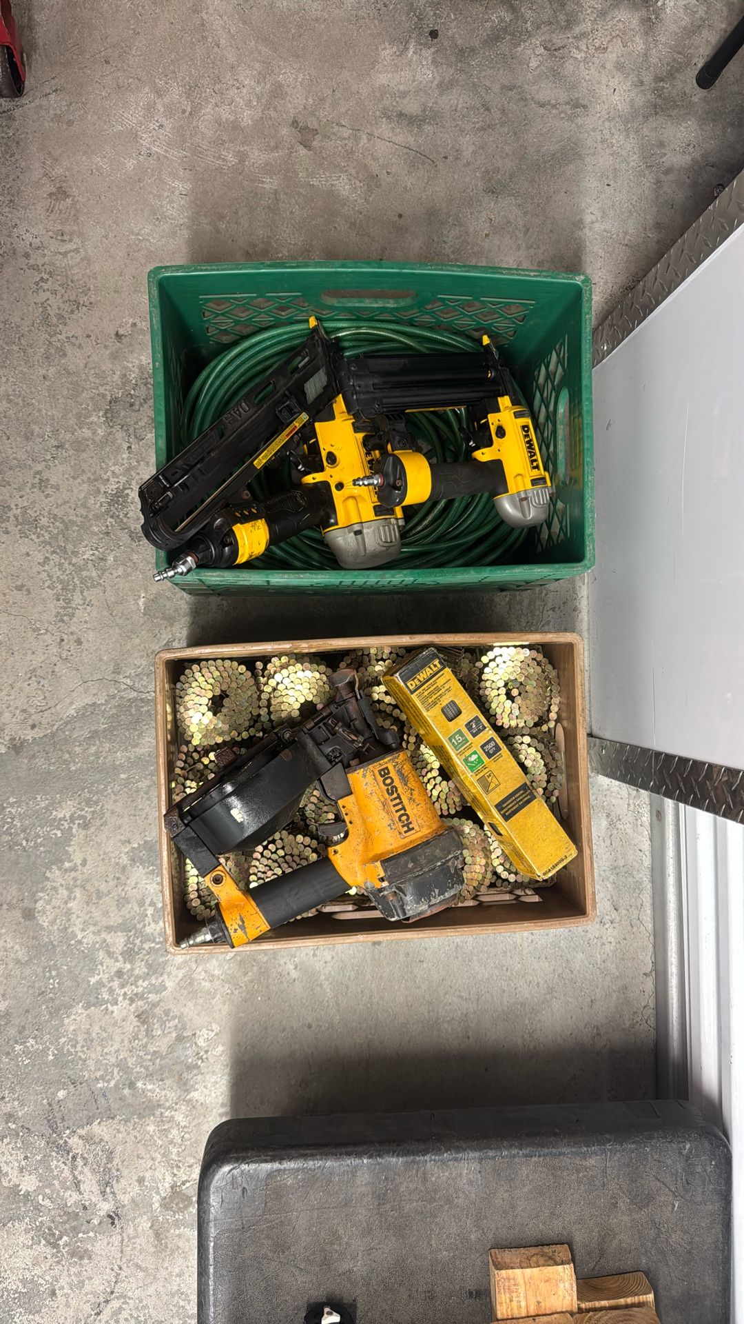 Pneumatic Nail Gun And Accessories