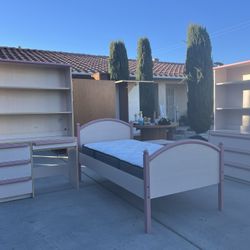 Girl’s Twin Bedroom Set! 