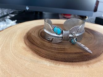 Beautiful bracelet adjustable it has turquoise stone