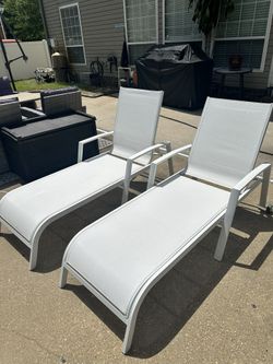 Set of 2 Adjustable Outdoor Chaise Lounge Chairs – Like New