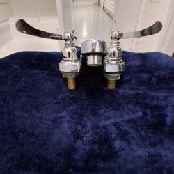 NEW "MOEN" BATHROOM FAUCET, INSTALLED IN A ESTABLISHMENT THAT WAS NEVER RENTED, FAUCET IS PRISTINE, SMART BUY FOR THE PRICE!!!