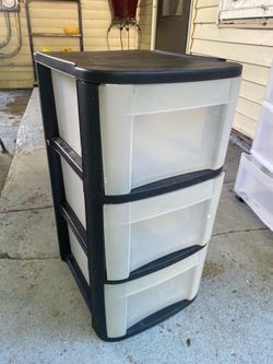 2 plastic drawers