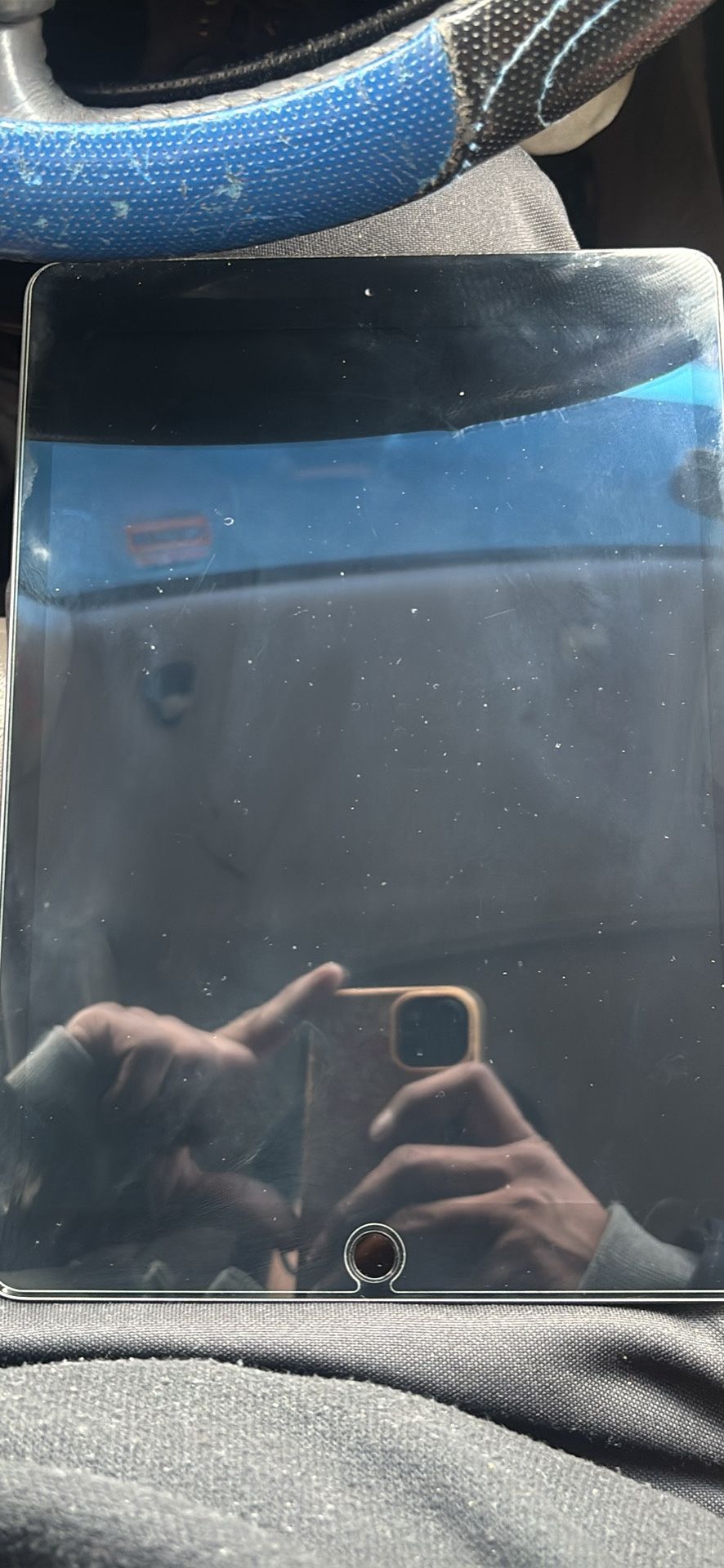 Apple iPad 7 32GB Fully Unlocked And Reset