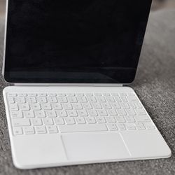 Apple M3 IPad Air 11 inch with Magic Keyboard