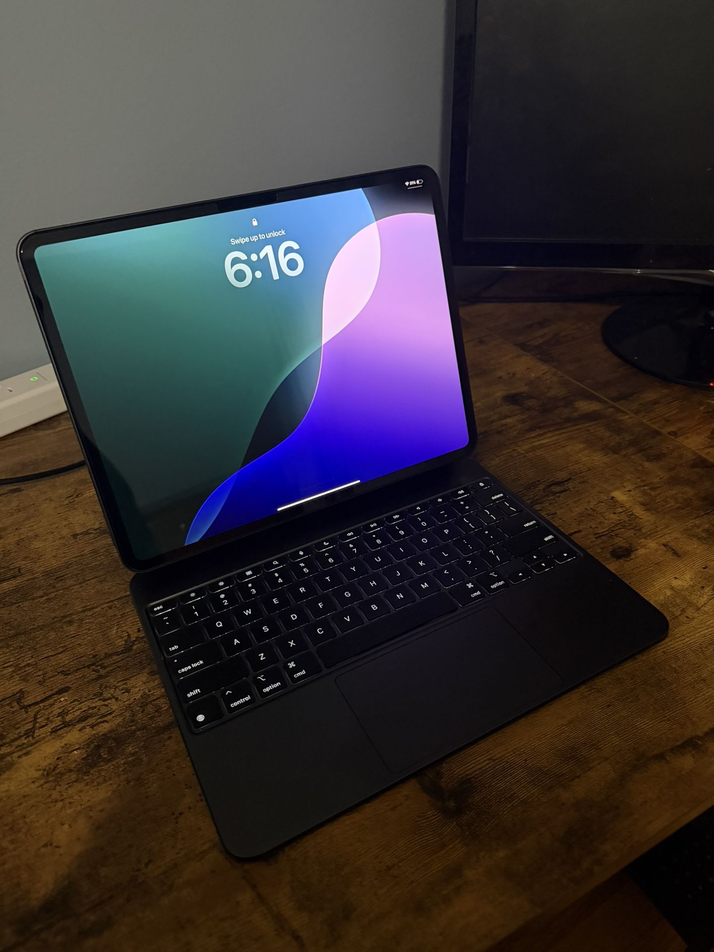 iPad Pro 13 - Inch (M4) (Magic Keyboard Included)
