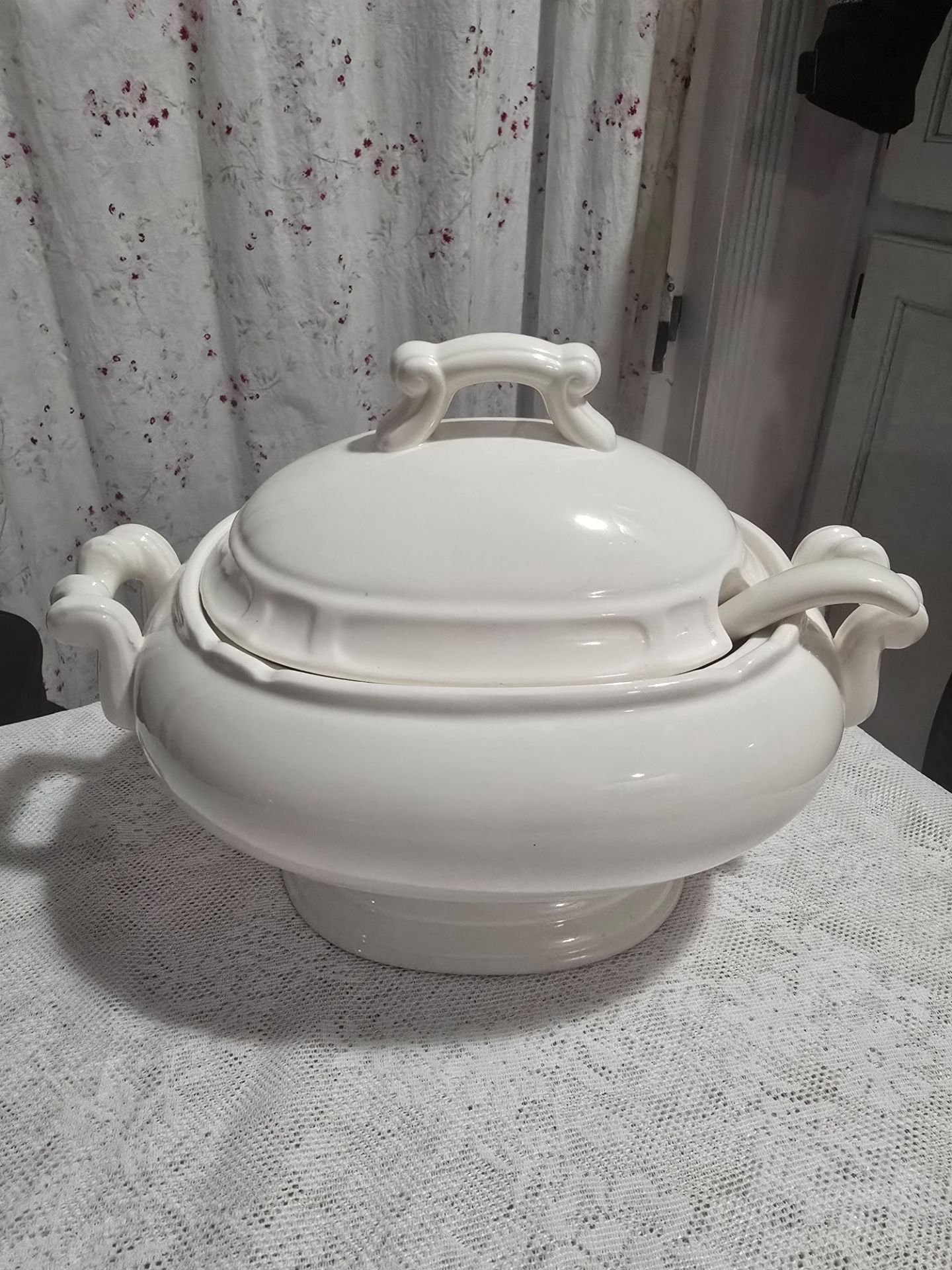 Vintage White Decrative Soup Tureen with Lid & Ladle – Elegant Farmhouse Decor