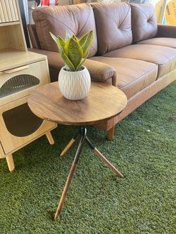 Round Wood Top Tripod Side Table