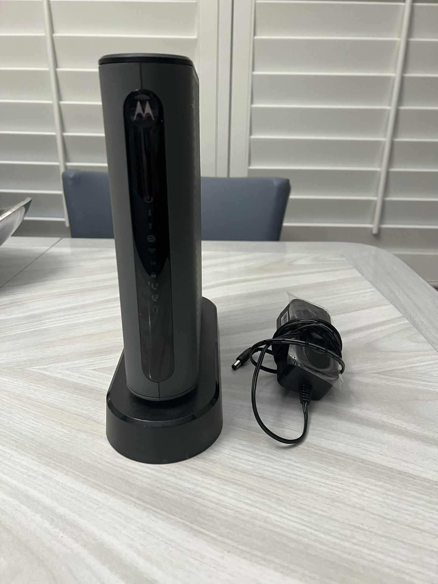 Motorola MT7711 24x8 Cable Modem plus AC1900 Dual Band WiFi Gigabit Router Voice