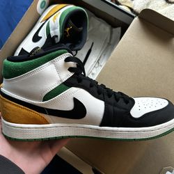 Jordan’s 1 Mid SE “Oakland” size 10.5