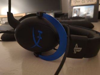 Hyper X headset. Compatible with PC and PlayStation.