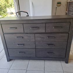 7 drewers dresser