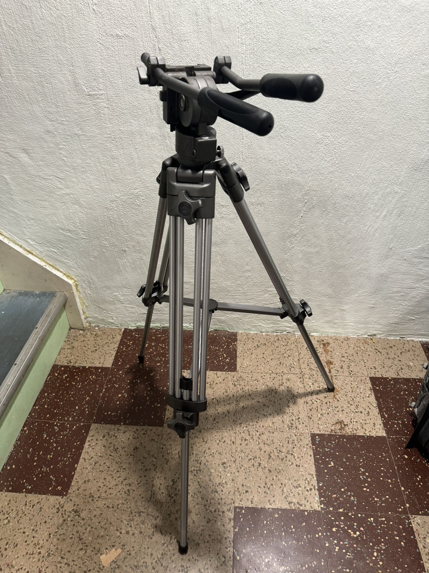 Ravelli AVTP Professional 55" 65mm Video Camera Tripod with Fluid Drag Head