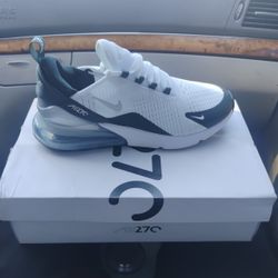 Woman's Nike AIR MAX 270 