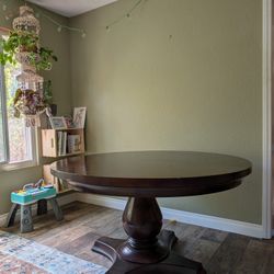 Round,extendable Wood Dining Table.