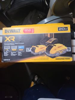 DEWALT 20V XR POWERSTACK Battery and Charger Kit