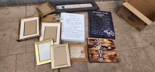 Bix of picture frames and decrotive wall hangers