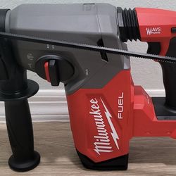 MILWAUKEE M18 FUEL 18V LITHIUN-ION BRUSHLESS CORDLESS 1" SDS-PLUS ROTARY HAMMER (TOOL ONLY)