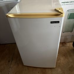 Magic Chef Mini Refrigerator In Excellent Conditions.