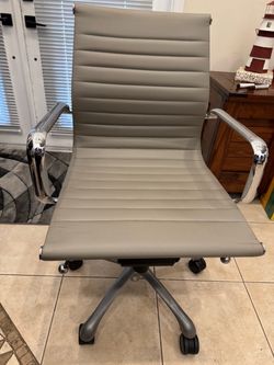Modern Gray Ribbed Office Chair - Chrome Frame