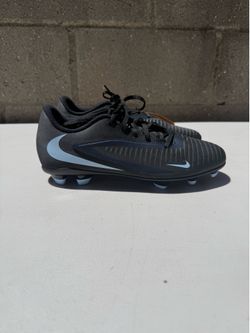 Nike soccer cleats kids size 6y