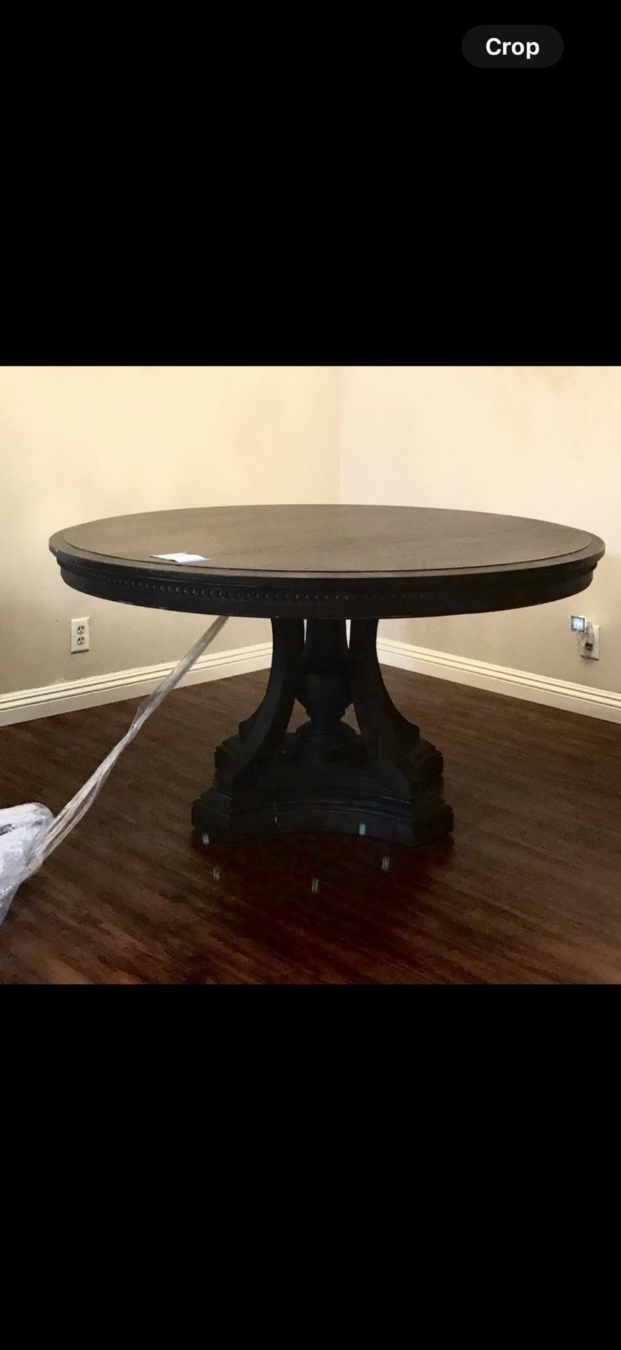 Restoration Hardware dining  Table  round table 60- great condition